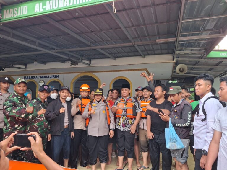 Hujan dan Angin Kencang Tak Surutkan Aksi Relawan Evakuasi Korban Banjir Bekasi dan Karawang