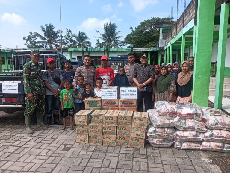 Polres Serang Salurkan 5 Ton Bantuan Sosial Untuk Warga Terdampak Banjir Di Kecamatan Binuaung